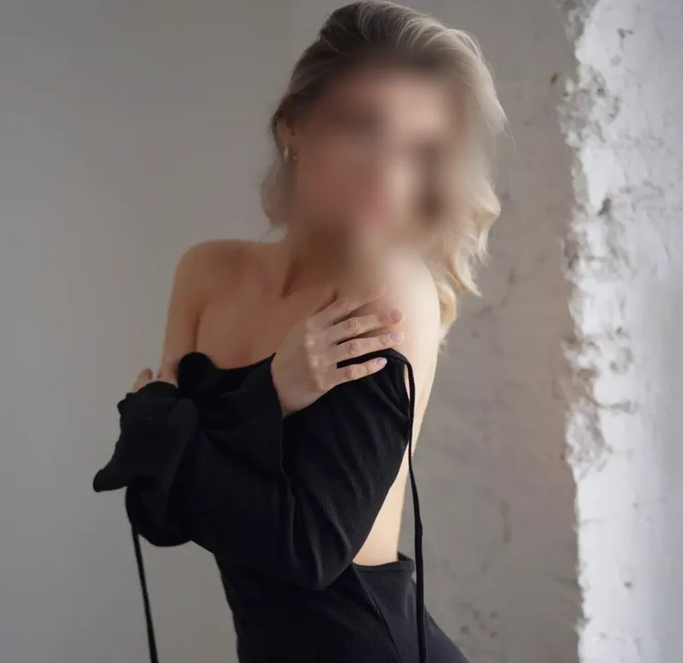 Eva, 25