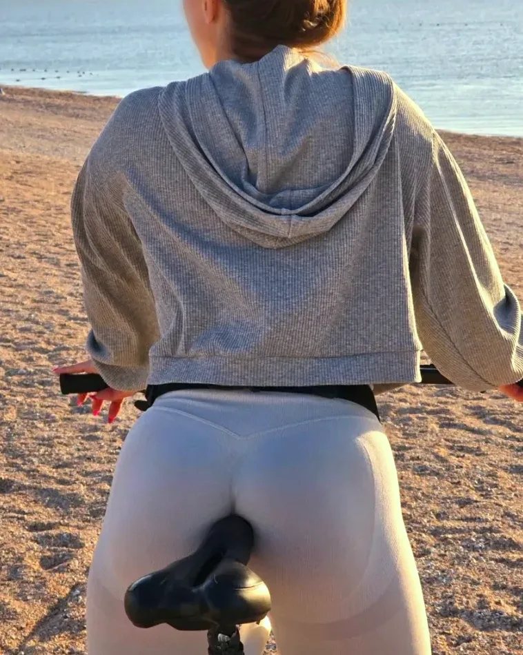 Manuela, 23